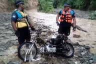 Hallaron la moto del joven que cayó a un canal en Tafí Viejo, pero de él no hay rastros