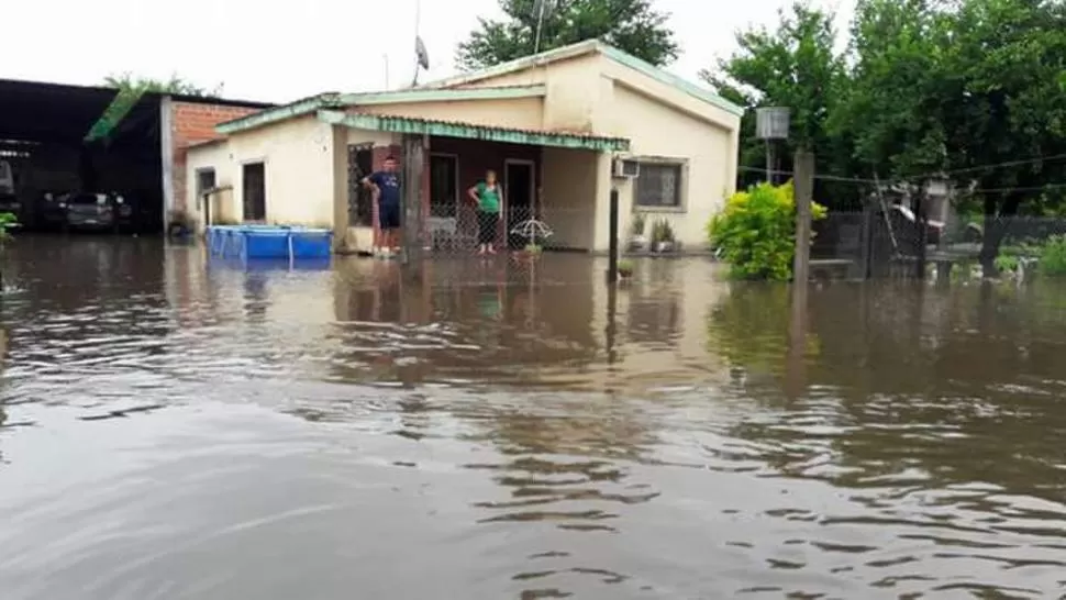 LEALES. Los Puestos, otra de las localidades que sufrió anegamientos. Los vecinos no pueden salir de sus casas. foto enviada a la gaceta en whatsapp