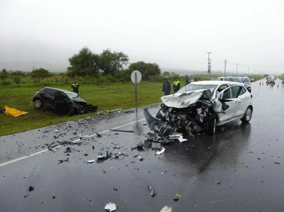 DESTRUIDOS. Se intenta determinar las causas del choque, puesto que se trata de una zona recta y de buena visibilidad. la gaceta / foto de juan pablo sanchez noli