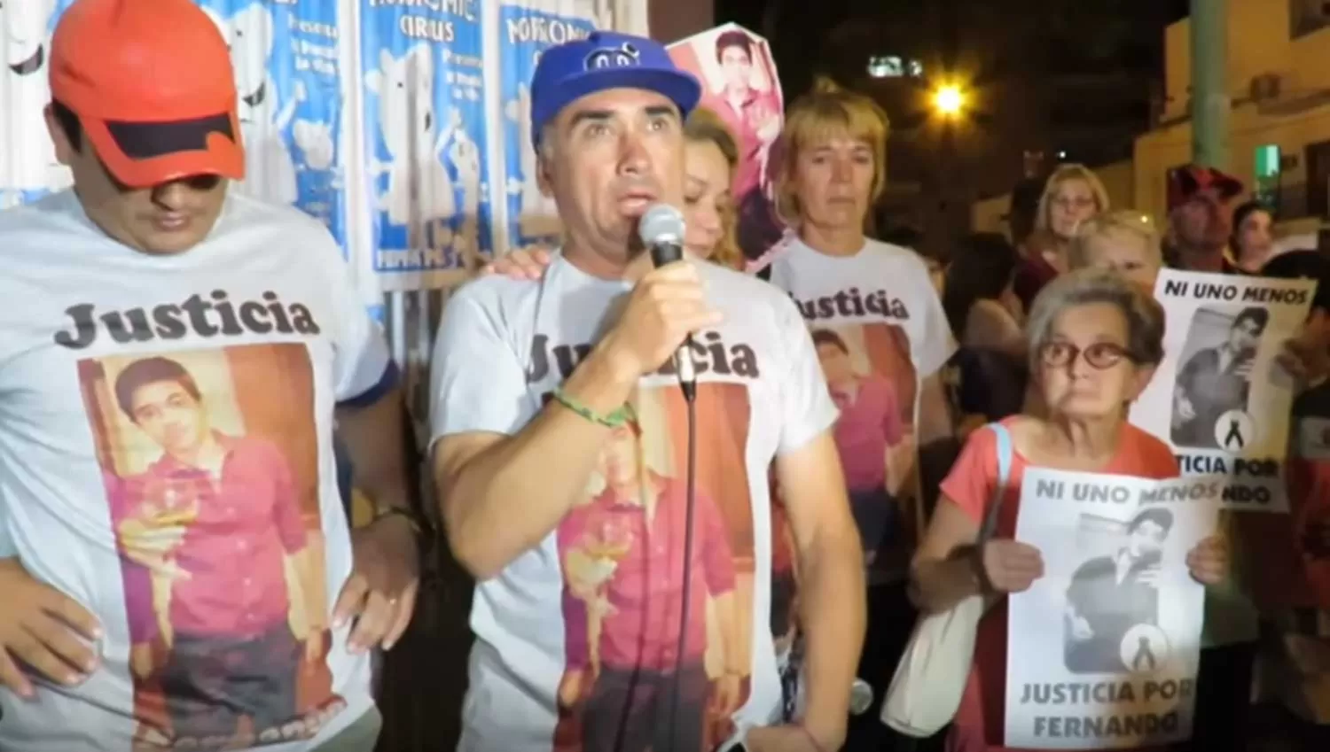 El padre de Fernando participó de la marcha para pedir justicia por su hijo.