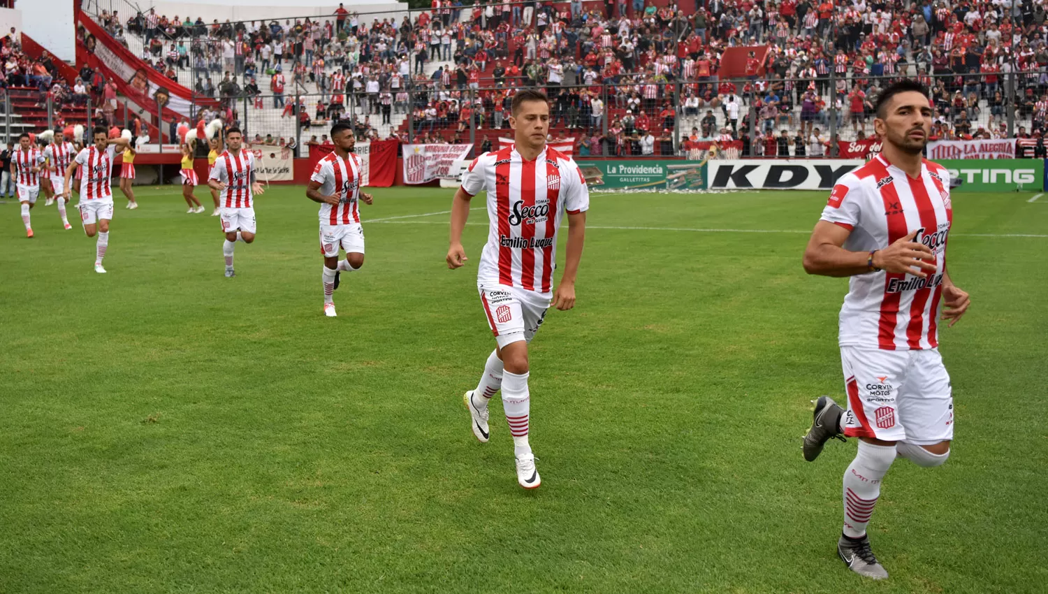 A LA CANCHA. Los Santos regresarán a la competencia el domingo, a las 18, ante Los Andes. ARCHIVO LA GACETA / FOTO DE INÉS QUINTEROS ORIO