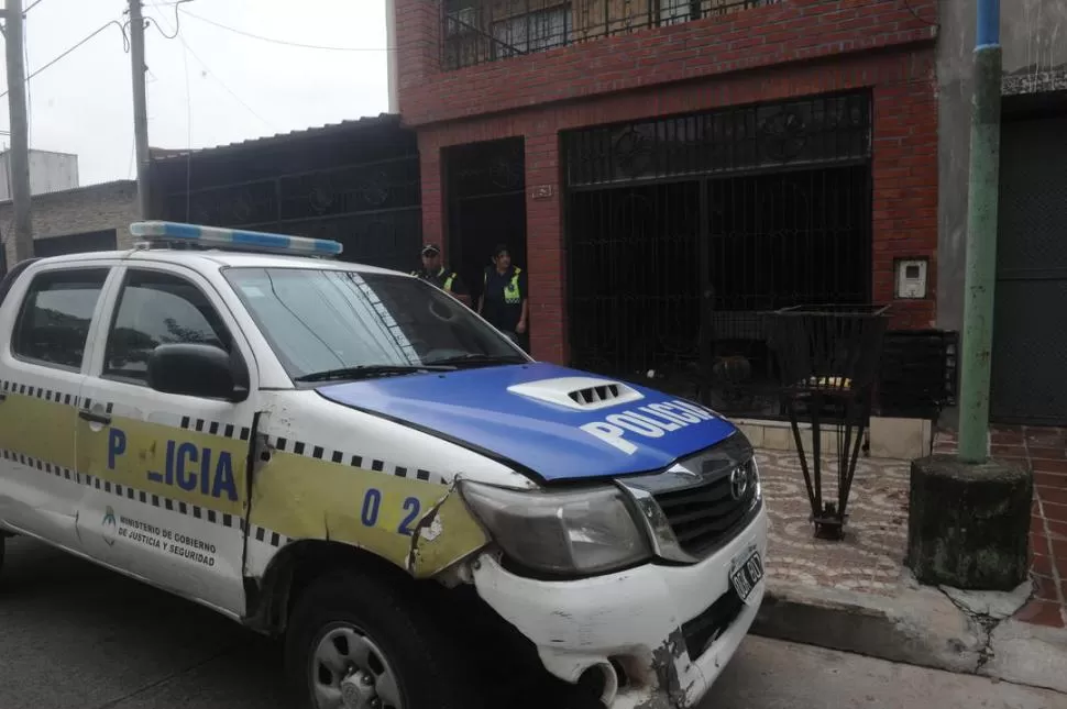 OPERATIVO. La Policía concretó el allanamiento el sábado en la casa de Alzogaray. Allí, según el informe judicial, se secuestró un recibo de sueldo. la gaceta / foto de Antonio Ferroni