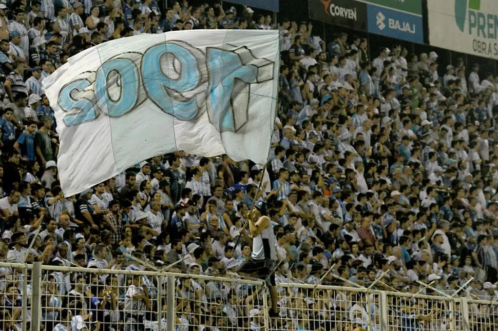 PRESENTES. Una bandera que reza 1902 (año de fundación del club) ondeó en una tribuna que ya extrañaba el ritual previo de cada partido de local. El reencuentro fue con un soberbio 3-0 sobre Temperley.  la gaceta / foto de franco vera