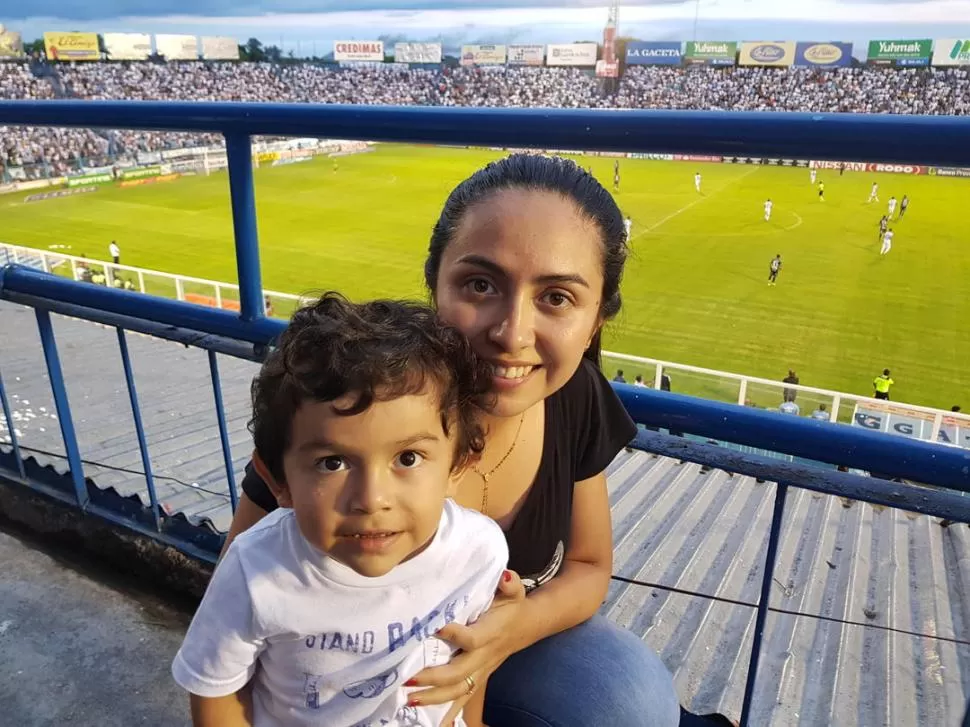 EN FAMILIA. Paula junto a Bautista Rodríguez, heredero de “Pulguita”.  