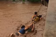 Siete personas fueron rescatadas tras caer al río Colorado