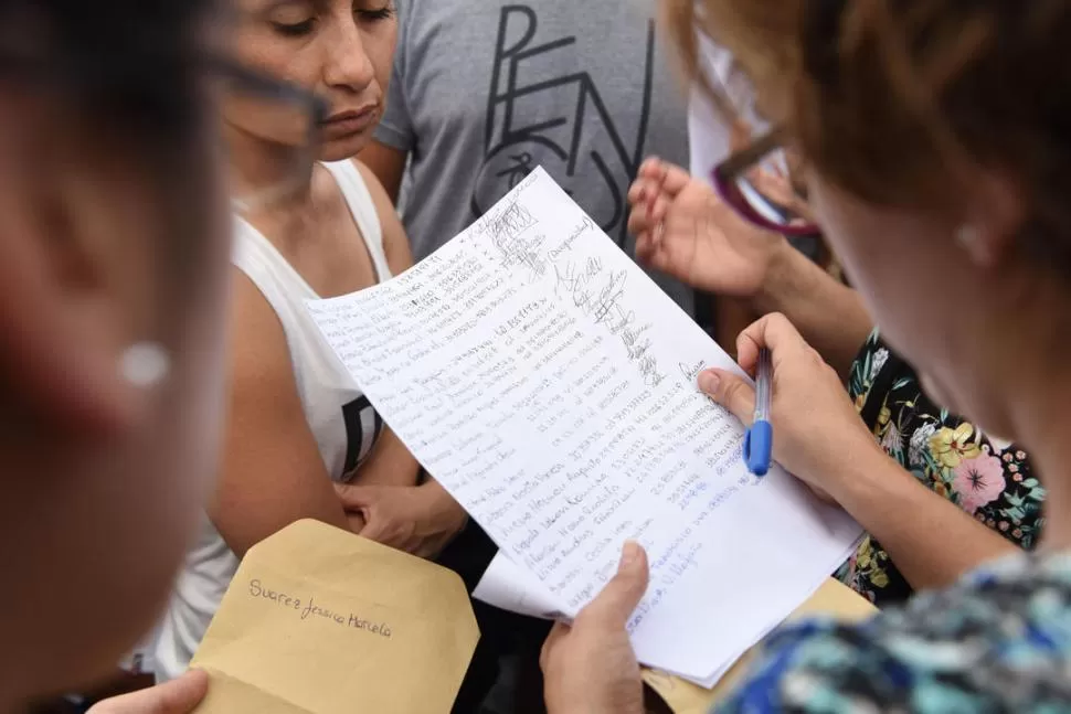 RECOLECTANDO FIRMAS. Damnificados por los falsos gestores aportaron sus datos ante la Defensoría del Pueblo. la gaceta / foto de DIEGO ARAOZ (archivo)