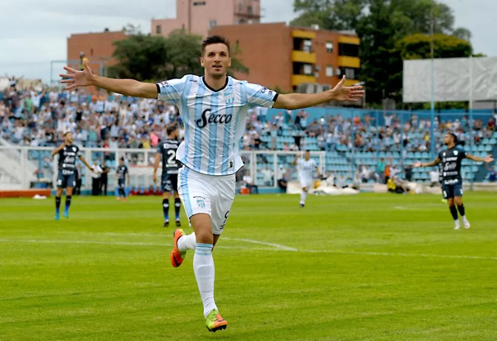 ¡QUÉ MOMENTO! Affonso festeja lo que hasta minutos antes había sido un suplicio para él durante 2017: marcar un gol. Antes Temperley, el uruguayo anotó su primera conquista con la camiseta de Atlético. la gaceta / fotos de franco vera