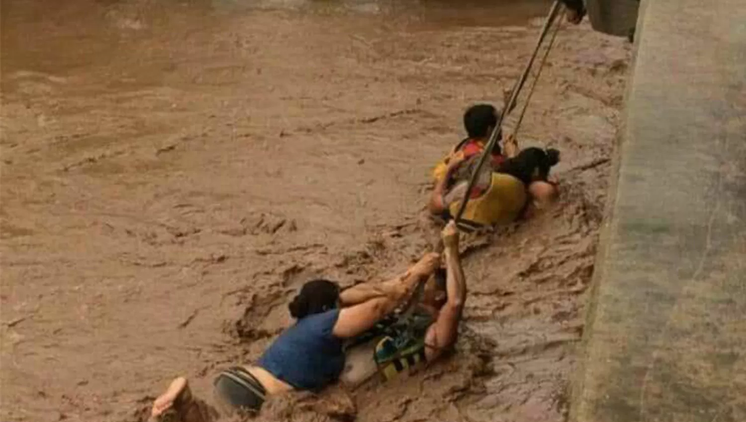 FINAL FELIZ. Luego de muchos esfuerzos, todos los damnificados fueron rescatados a salvo. CAPTURA DE VIDEO