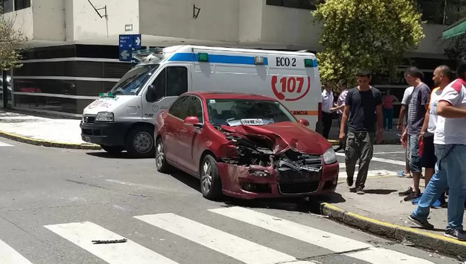 El auto se llevó la peor parte. FOTO ENVIADA A TRAVÉS DE WHATSAPP