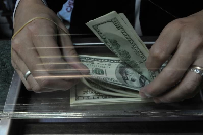 El dólar bajó 12 centavos respecto al viernes y cerró en $ 20,23 para la venta minorista