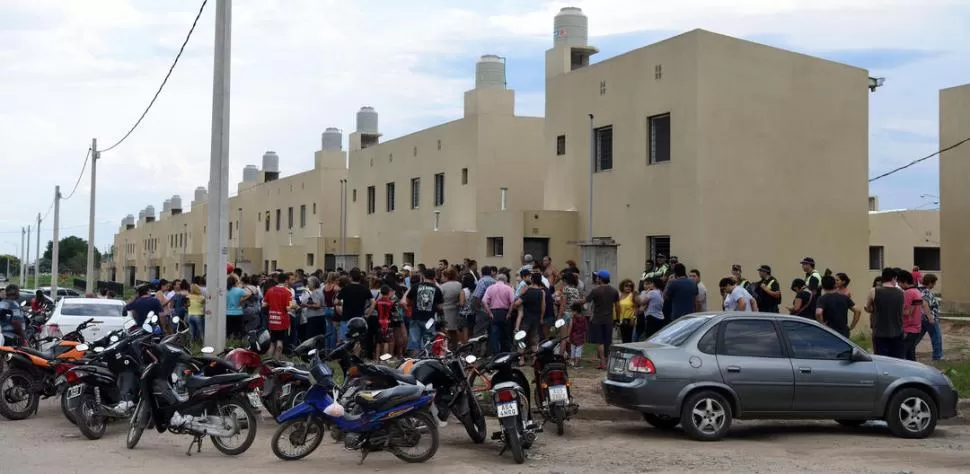 EN LOMAS. Decenas de personas que pagaron desde $4.000 a falsos gestores se organizaron para hacer las denuncias. La mayoría acusa a Alzogaray. la gaceta / foto de DIEGO ARAOZ (archivo)