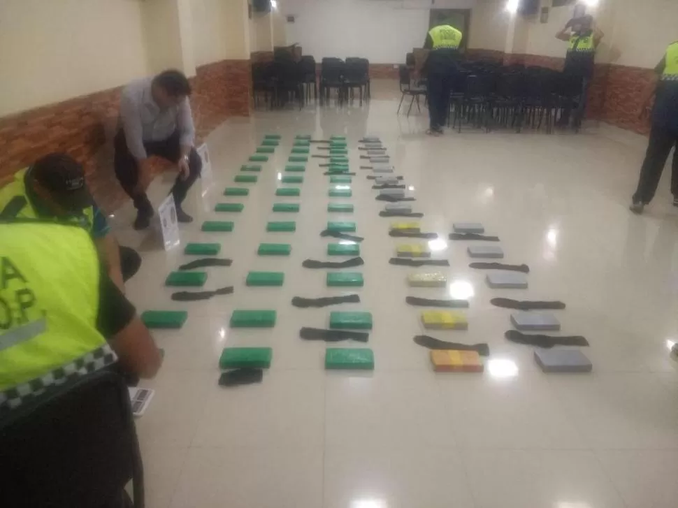 EN LA JEFATURA. El ómnibus con los 57 pasajeros y la droga confiscada fueron trasladados hasta esa unidad policial para seguir con el procedimiento.    