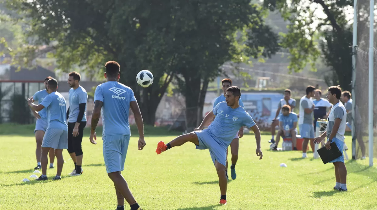 ÚLTIMO ENSAYO. Guillermo Acosta participó de la práctica realizada en el complejo antes de viajar a Buenos Aires para enfrentar a Banfield. “Debemos ser inteligentes para sacar un resultado positivo”, señaló. 