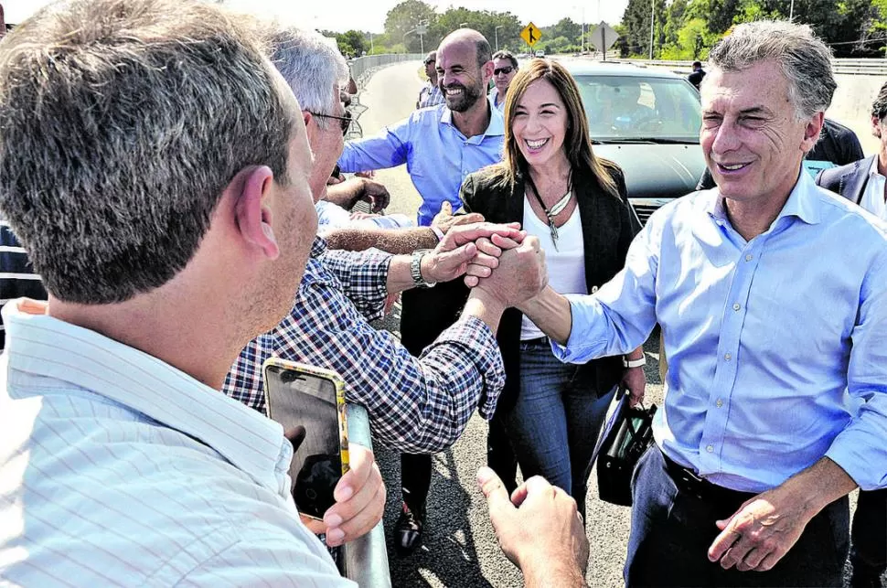 INAUGURACIÓN DE OBRAS. Macri saluda, acompañado por Vidal y Dietrich. télam