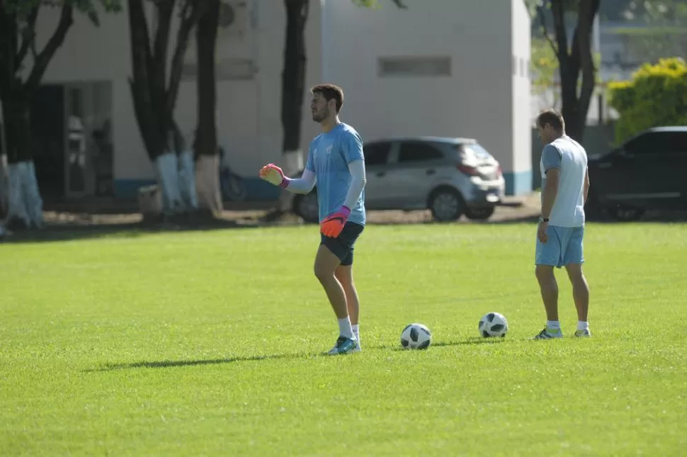 UN TÉCNICO MÁS. Batalla es quien suele acomodar a la defensa cuando Atlético está en posición de ataque. la gaceta / foto de franco vera