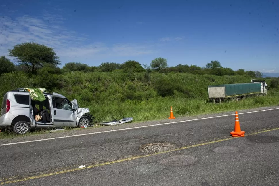 CONDICIONES DEL CAMINO. En el lugar del accidente de tránsito, un pozo se comió casi medio carril de la ruta 34. la gaceta / foto de jorge olmos sgrosso