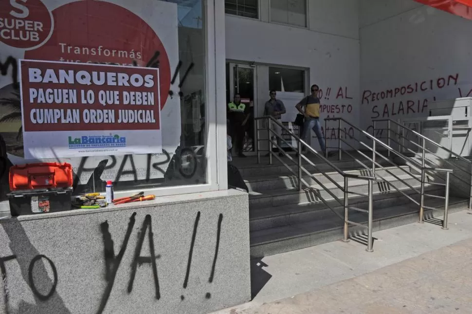 LOS BANCOS CERRADOS. La imagen muestra una protesta de La Bancaria de 2017 en la “city” tucumana. LA GACETA / FOTO DE FRANCO VERA (ARCHIVO)