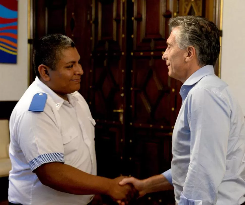 EL POLICÍA Y EL PRESIDENTE. Chocobar en la Casa Rosada. credito