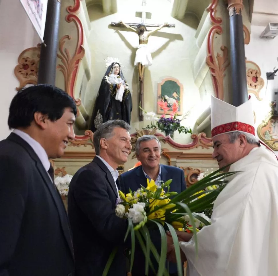 HUMAHUACA. Deposita una ofrenda a la Virgen de la Candelaria. twitter @mauriciomacri