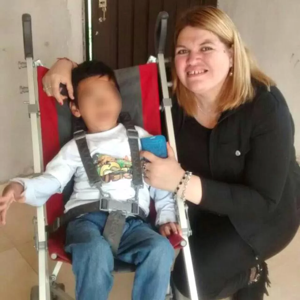 CON EL NIÑO. La imagen muestra a Alzogaray con quien sería el hijo de la beneficiaria de una casa del IPV.  