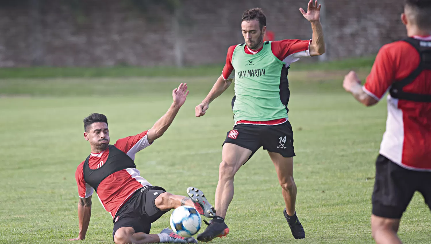 VOLANTE MIXTO. Galeano se anticipa a Altuna. El volante es clave en el esquema de Forestello ya que le puede aportar al equipo fútbol y marca en la mitad de cancha. LA GACETA / FOTO DE JUAN PABLO SÁNCHEZ NOLI