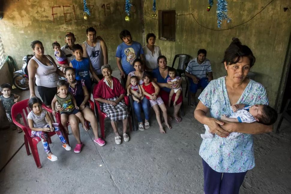 TODOS JUNTOS. Desde Isaías -de 20 días-  hasta Margarita -de 82 años- todos los López siguen aterrorizados pero gozan de buena salud física. la gaceta / FOTO DE JORGE OLMOS SGROSSO