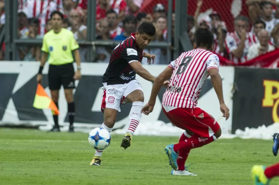 BIEN EN EL INICIO. Arce se mostró participativo durante los primeros minutos del juego e intentó ser la manija del equipo. la gaceta / foto de jorge olmos sgrosso