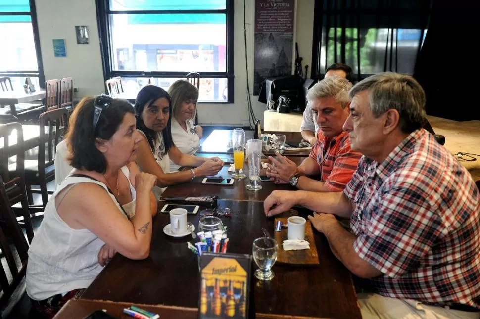 RESPALDO NACIONAL. Luján Rey, Perrone, Yaconis y Bagnato se reunieron ayer con Lebbos en un bar del microcentro de la capital. la gaceta / foto de héctor peralta