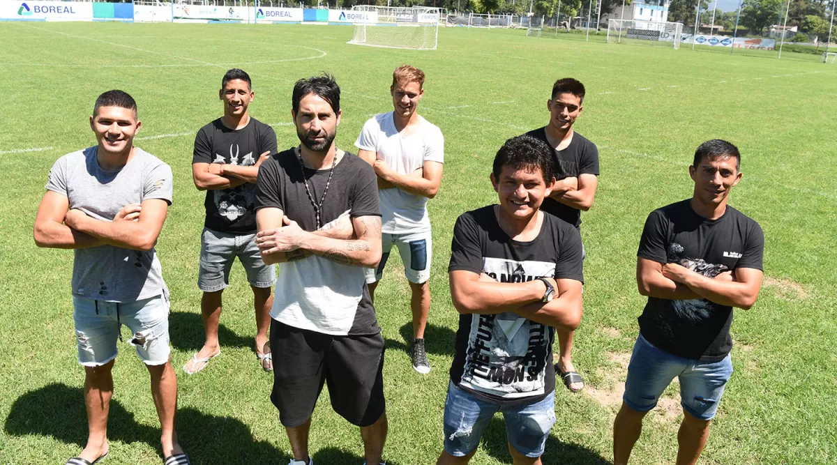 COMO EN OTRA ÉPOCA. Antes de prenderse para la producción de fotos con LG Deportiva, los héroes de Quito rieron al recordar que un ex técnico que pasó por el club odiaba que los jugadores posen con cara seria y de manos cruzadas. También recordaron con afecto a otro DT, Pablo Lavallén. LA GACETA/FOTOS DE ANALÍA JARAMILLO