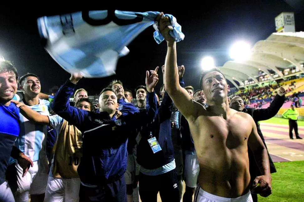 INOLVIDABLE. La clasificación era un hecho. El plantel festejó con los hinchas.