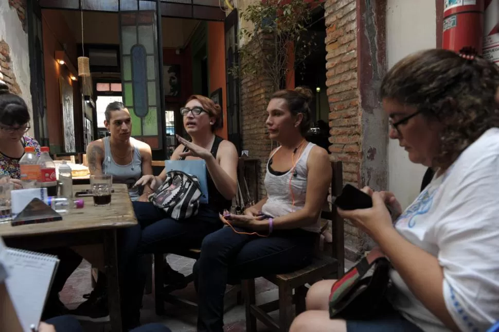 REUNIDAS. Las referentes de la comunidad trans Claudina Rukone y Mahia Moyano organizan la marcha de hoy para combatir la discriminación. la gaceta / foto de franco vera 