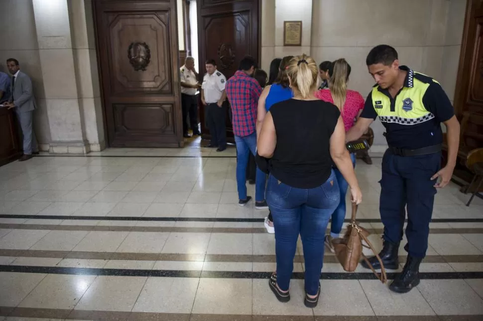 CONTROL. Un policía monitorea el ingreso del público. la gaceta / fotos de jorge olmos sgrosso