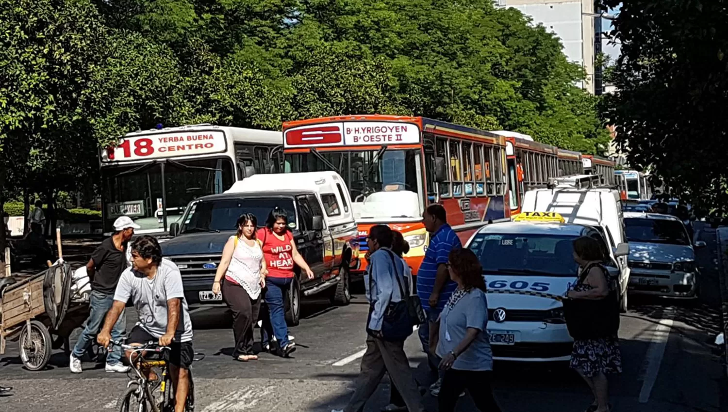 GENERAL PAZ Y CONGRESO. Colectivos estacionados en doble fila. FOTO DE SANTIAGO HERNÁNDEZ.