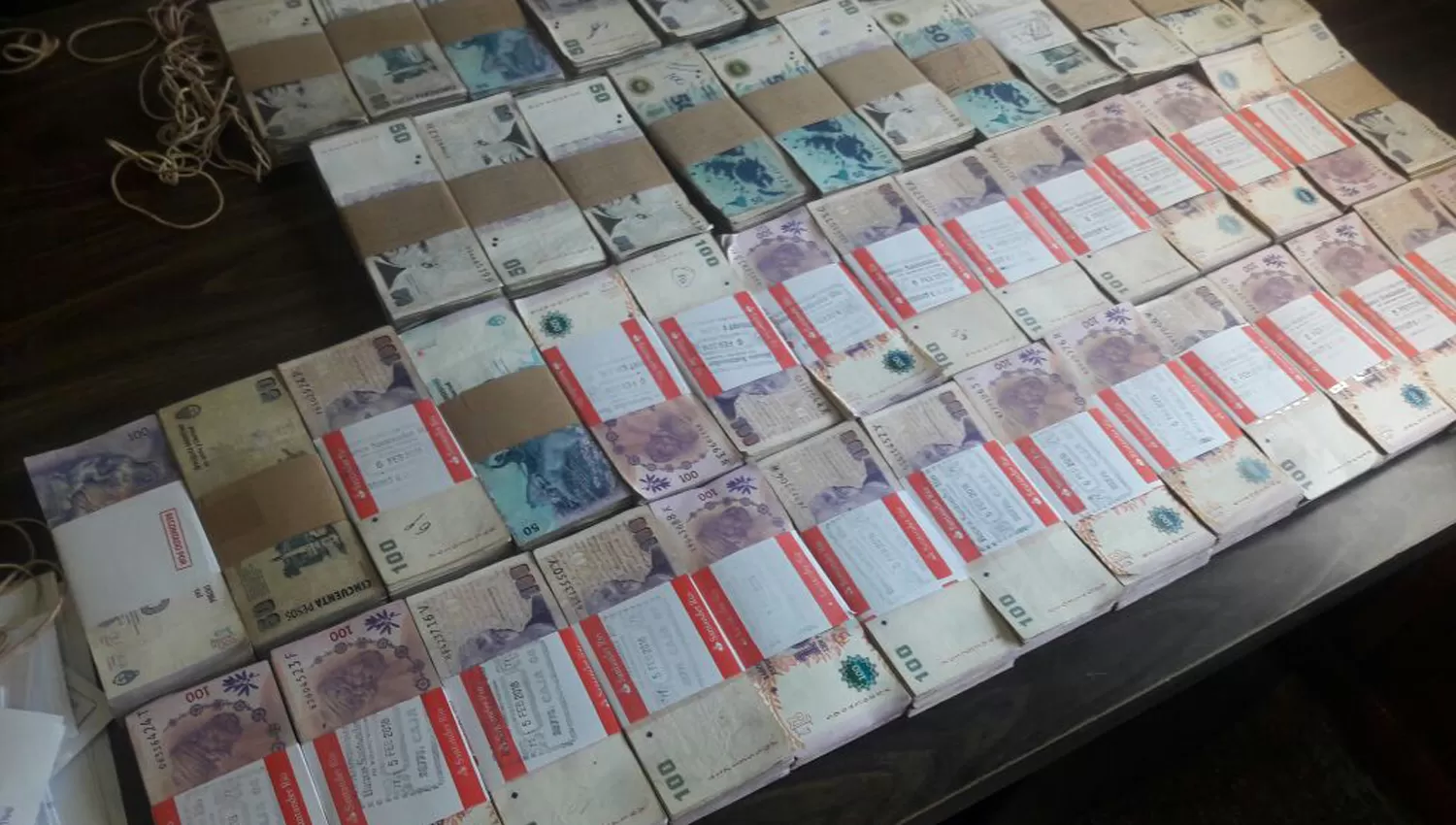 EL DINERO. Dentro del maletín se encontraron los $499.550 sustraídos. 