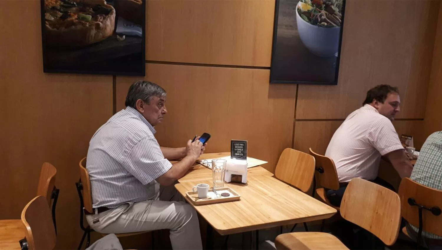 EN UN BAR FRENTE A TRIBUNALES. Lebbos se tuvo que retirar del juicio.