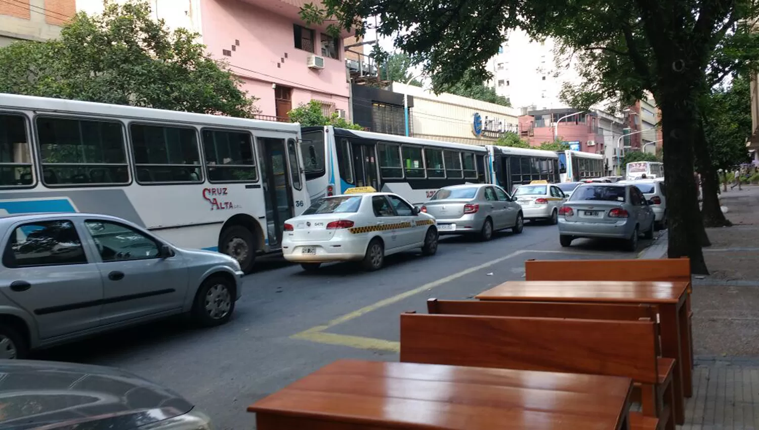 PARO DE COLECTIVOS. Algunos choferes estacionaron en doble fila, sobre las calles más transitadas de la ciudad y complicaron el tránsito. LA GACETA.-