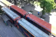Caos en la ciudad: colectivos estacionados en doble fila generan problemas en el tránsito
