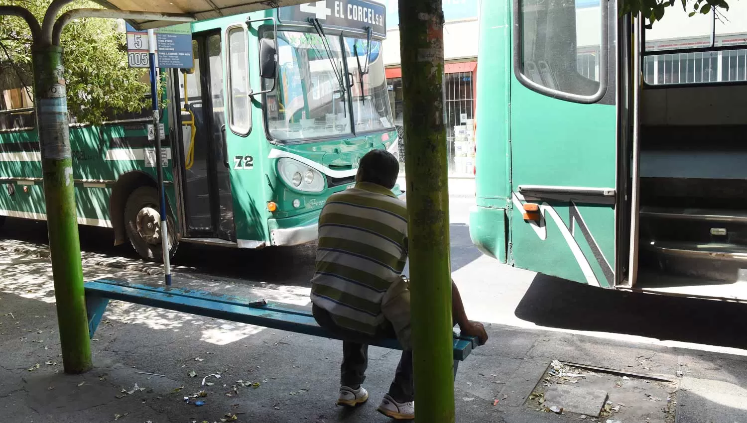 A LA ESPERA. Los tucumanos padecieron más de 26 horas el paro de colectivos. LA GACETA / FOTO DE ANALÍA JARAMILLO