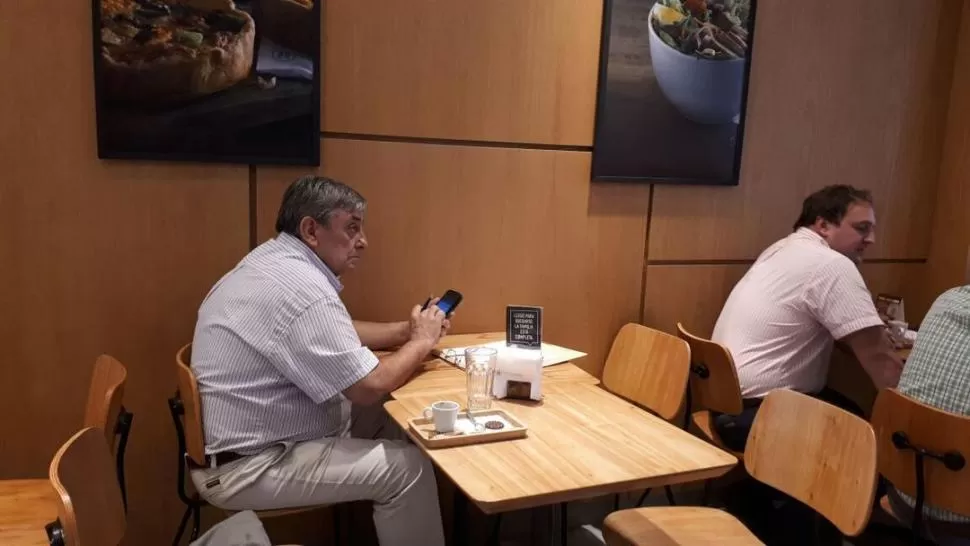  ESPERA. Lebbos aguarda tomando un café y revisando sus notas. “Estoy viviendo el sueño de ver a todos los encubridores enfrentando un Tribunal”, le confió a LA GACETA.  LA GACETA / FOTO DE JORGE OLMOS SGROSSO