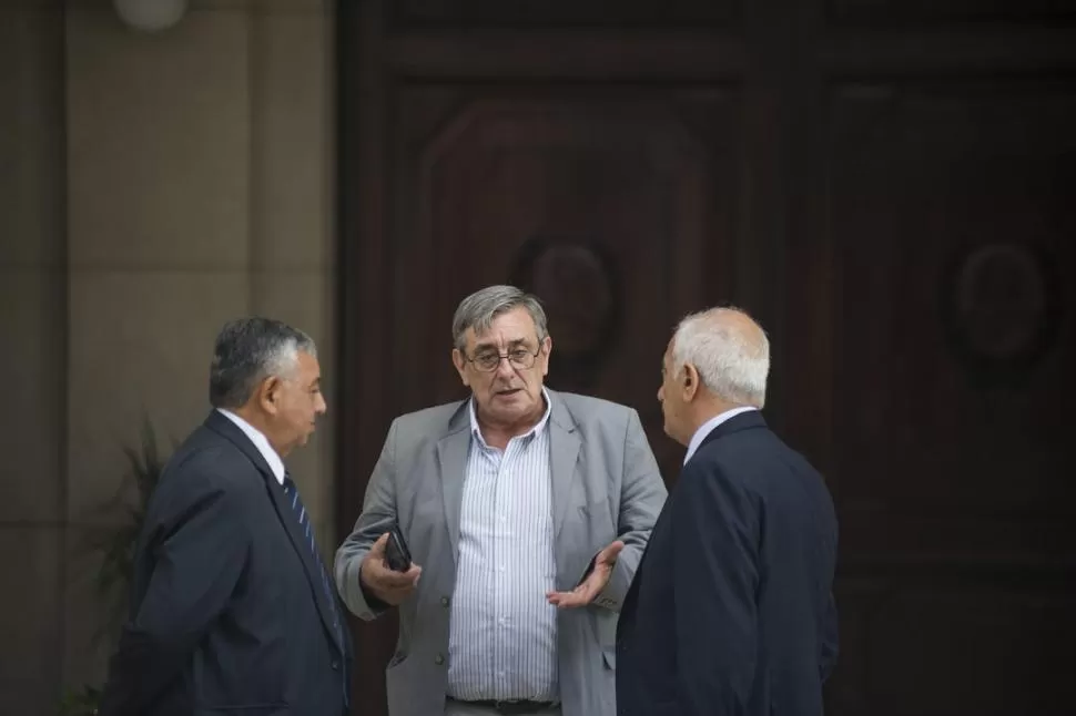 CUARTO INTERMEDIO. Alberto Lebbos, en un pausa del juicio, dialoga con sus abogado, Roberto Tejerizo (izquierda), a cargo  de la acción civil y Emilio Mrad (derecha), letrado querellante. la gaceta / fotos de jorge olmos sgrosso 