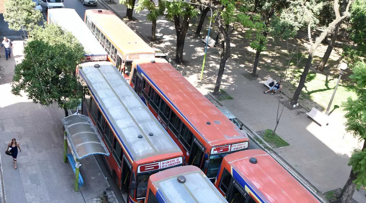 TREGUA. Los choferes de colectivo dieron plazo a los empresarios para que abonar todos los salarios. El jueves, el paro generó un caos vehicular. la gaceta / foto de analía jaramillo 