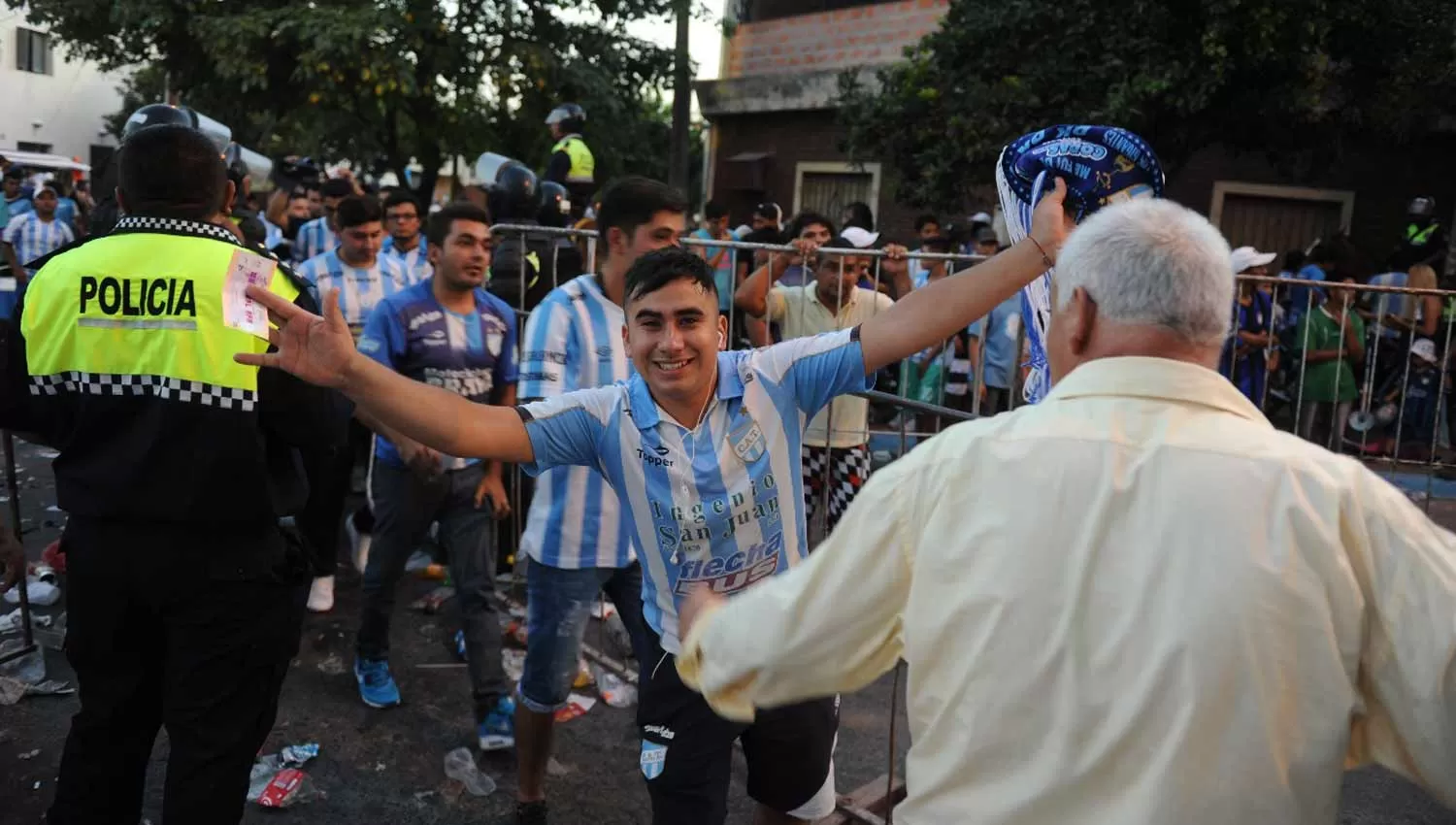 Atlético organizó un operativo para acompañar la salida de los hinchas del estadio. LA GACETA / DIEGO ARÁOZ