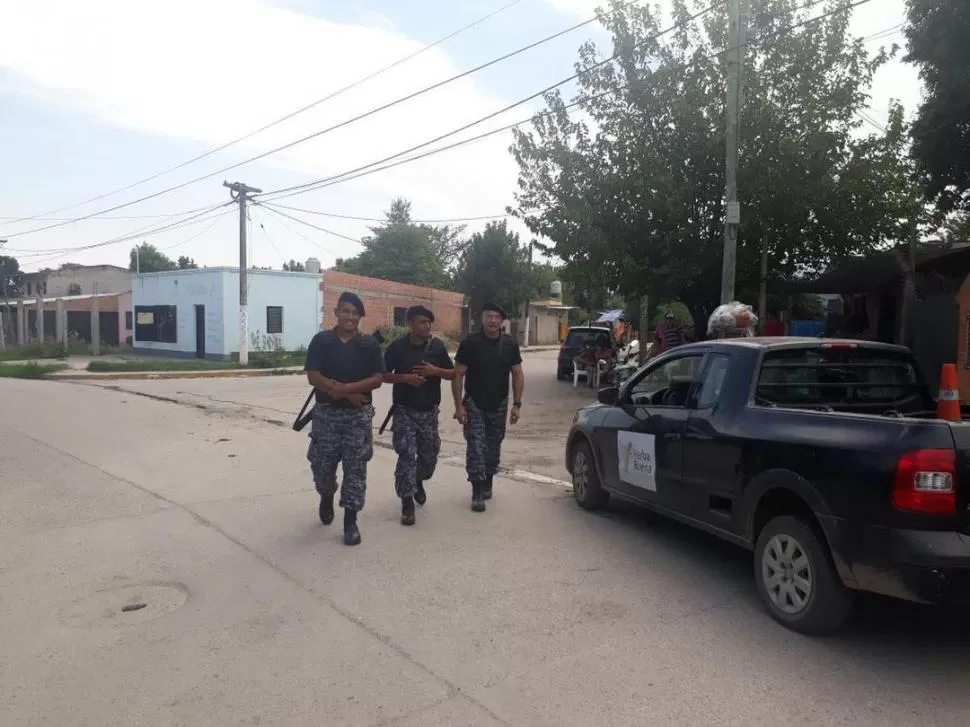 POR LAS CALLES DE LA JURISDICCIÓN. Los efectivos de la Guardia Urbana ya efectúan operativos de prevención con las armas recientemente adquiridas. fotos de la municipalidad de yerba buena 