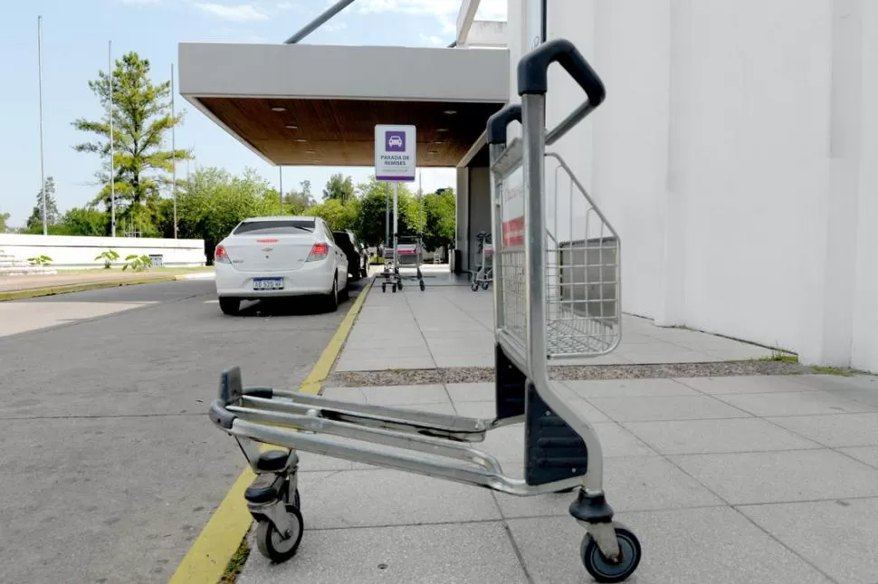 CARRO. Subir las valijas a un auto seguro es la prioridad del pasajero. LA GACETA / FOTO DE FRANCO VERA