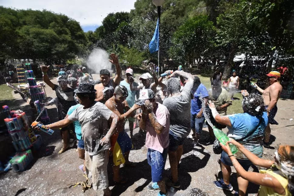 TODOS CONTRA TODOS. Si pasás por la plaza, seguro terminás pintado y lleno de espuma. Lo único que no está permitido es enojarse. la gaceta / fotos de Osvaldo Ripoll