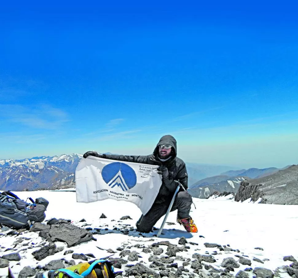 SELFIE. Ulises graba el momento a 6.016 metros en el volcán San Francisco. 