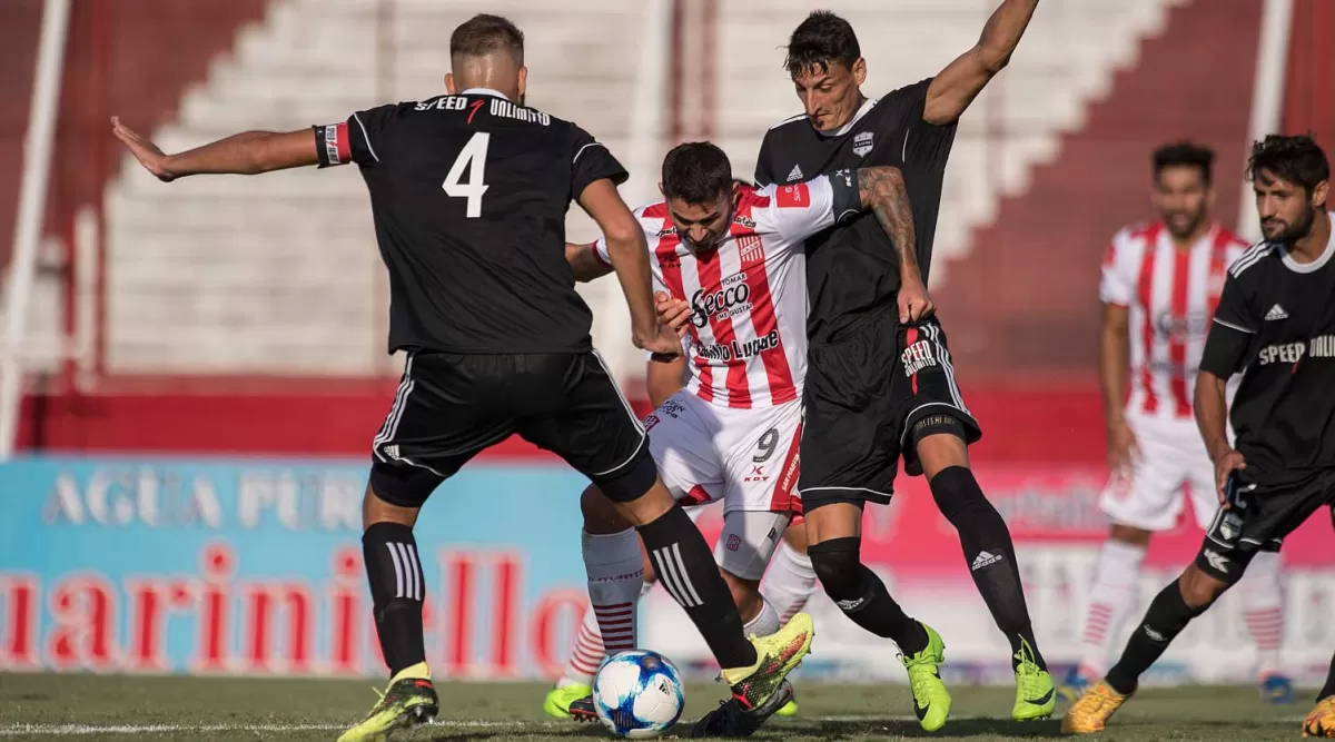 INOFENSIVO. A Claudio Bieler no le llegó mucho la pelota y para colmo fue absorvido por los centrales. El santafesino no estuvo en su mejor tarde. Quedó muchas veces en posición adelantada. foto de Matias Napoli Escalero - especial para la gaceta 