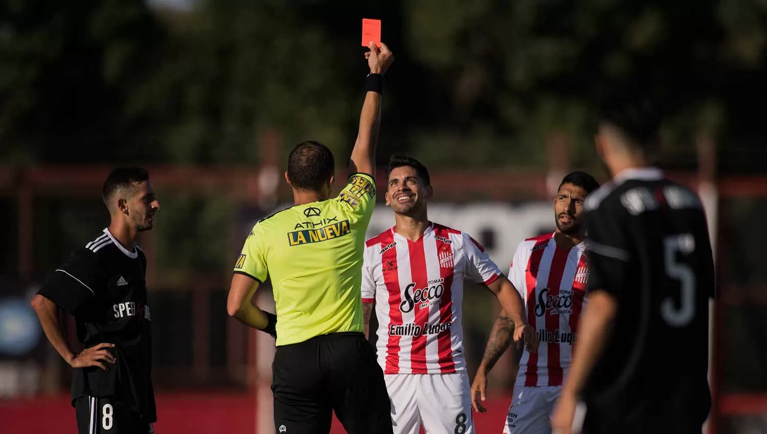 EL FINAL. Juan Galeano fue expulsado a los 58 minutos y ahí se terminaron las chances de San Martín en el partido. FOTO DE MATÍAS NÁPOLI ESCALERO (ESPECIAL PARA LA GACETA)