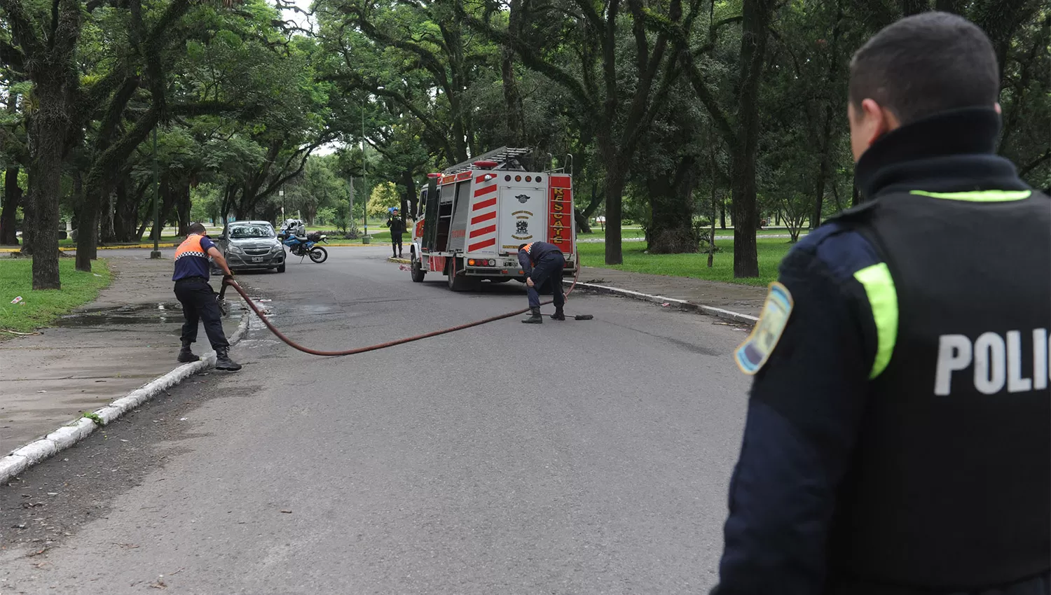 DOBLE CRIMEN. Un desconocido abrió fuego contra los policías en una de las calles internas del parque 9 de Julio. LA GACETA / FOTO DE ANTONIO FERRONI