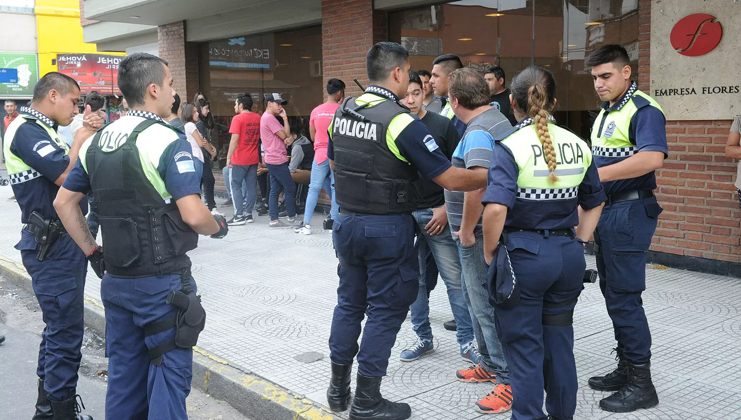 Bronca e impotencia en el velorio de los policías asesinados. LA GACETA/FOTO DE HÉCTOR PERALTA